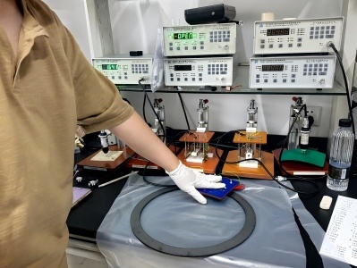 Suzhou Jingge aide Xinhui Materials à réaliser une détection précise en surmontant le défi des tests de résistivité du carbure de silicium à haute résistance. La technologie professionnelle à quatre sondes combinée à des méthodes innovantes permet une pro