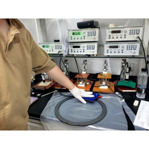 Suzhou Jingge aide Xinhui Materials à réaliser une détection précise en surmontant le défi des tests de résistivité du carbure de silicium à haute résistance. La technologie professionnelle à quatre sondes combinée à des méthodes innovantes permet une pro