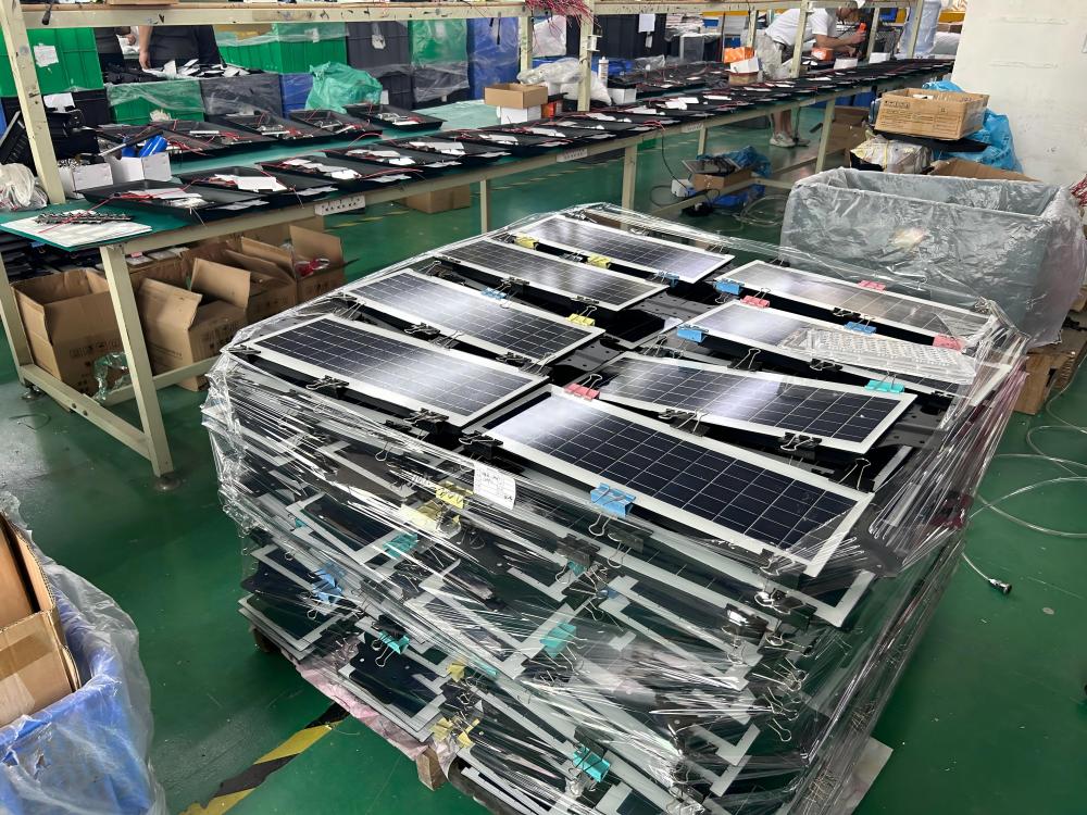 The integrated street lamp is naturally dried after gluing