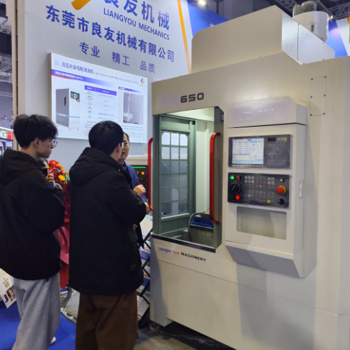 精密製造の新たなベンチマーク！ Liangyou Machinery 効率的な洗浄革命を開く高圧水バリ取り洗浄機