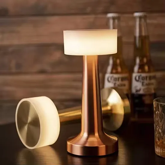 Lámpara de escritorio de hierro forjado elegante con una conveniente carga USB1