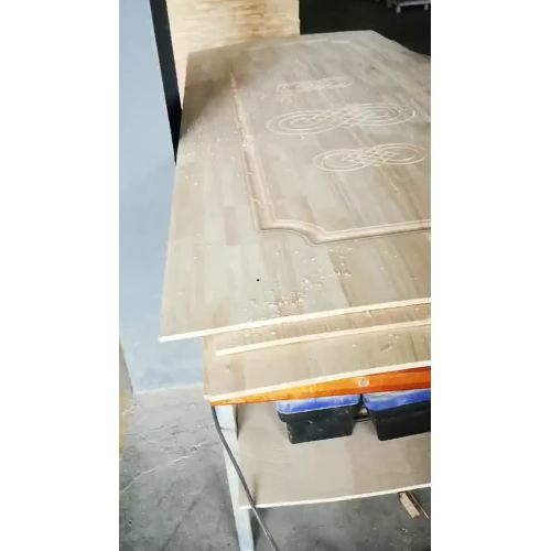 Неокрашенные дверные панели из массива дерева с натуральной текстурой, которые также являются очень премиальными.