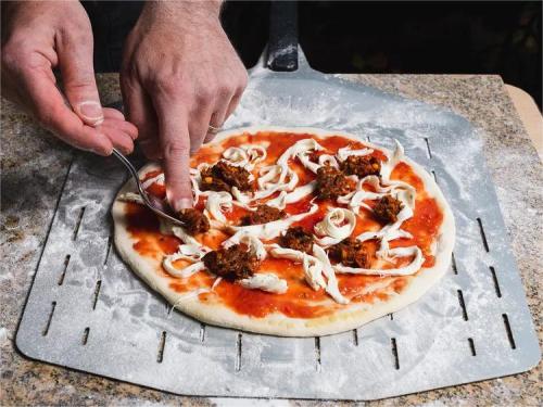 How to use an oven to cook pizza outdoors: homemade pizza tips!