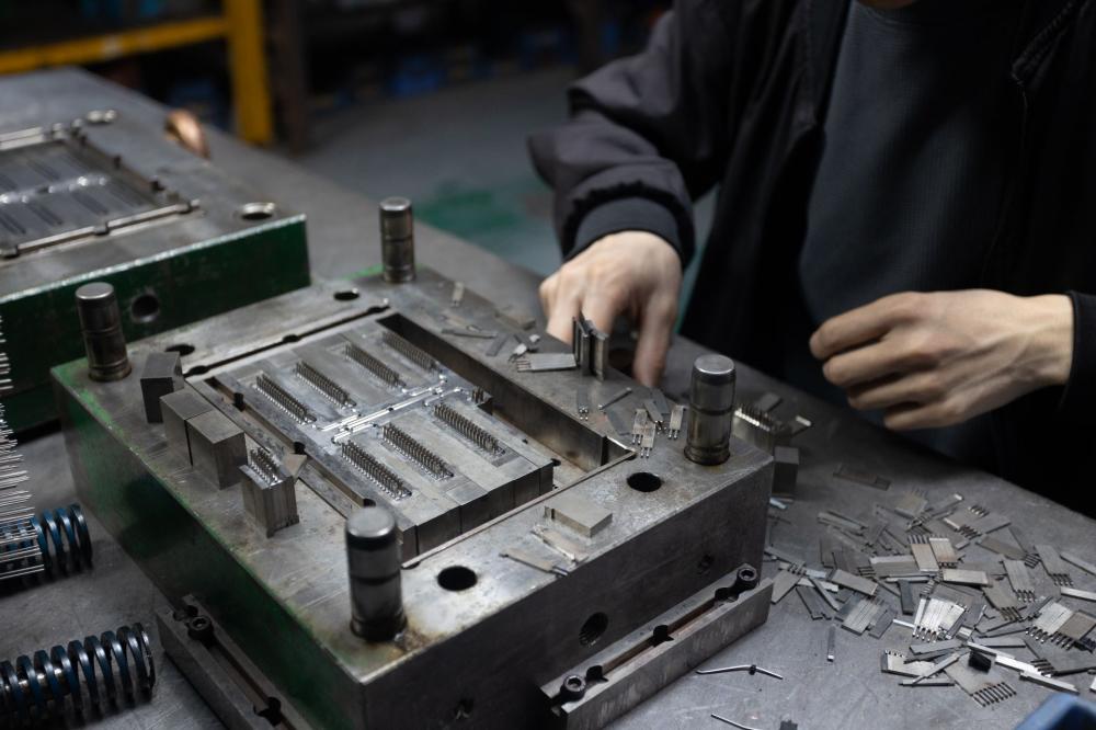 Needle arranging mold room2