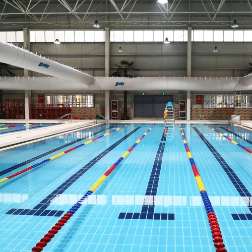 What are the advantages of fabric air ducts used in swimming pools?