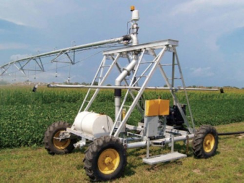 Оптимизированная мобильная дождевальная машина устанавливается в поле и способствует эффективной сельскохозяйственной обработке.