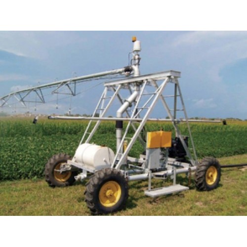 Оптимизированная мобильная дождевальная машина устанавливается в поле и способствует эффективной сельскохозяйственной обработке.