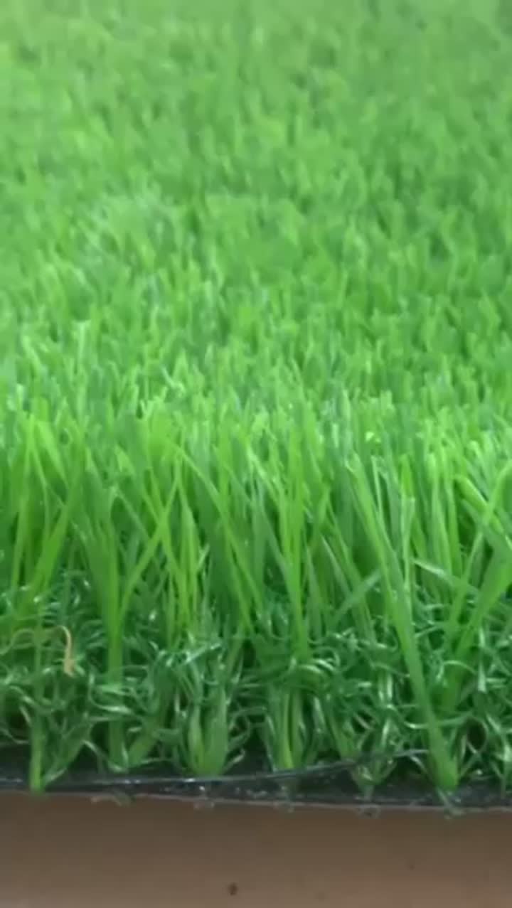 Полный зеленый пейзаж с искусственной травой