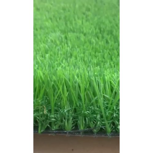 Полный зеленый пейзаж с искусственной травой