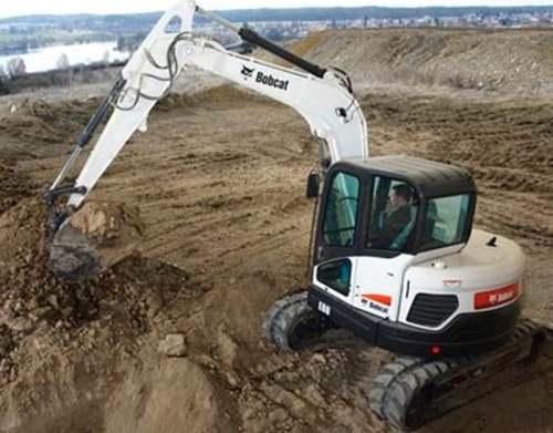 在狹小的空間工作時感到沮喪嗎？山貓 E80 小型挖土機可以輕鬆處理狹窄區域。對於這台機器來說，狹窄的空間不再是問題。