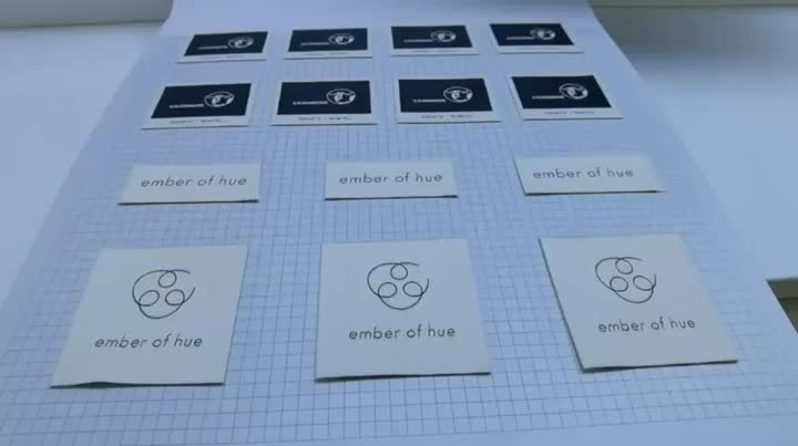 Jedinečné tkané etikety připomínající bavlnu