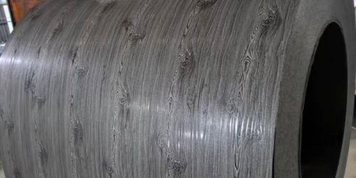 Processus de production de bobines d'acier revêtues de couleur gris grain de bois