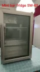 Puerta de vidrio debajo del refrigerador de la bebida del mostrador