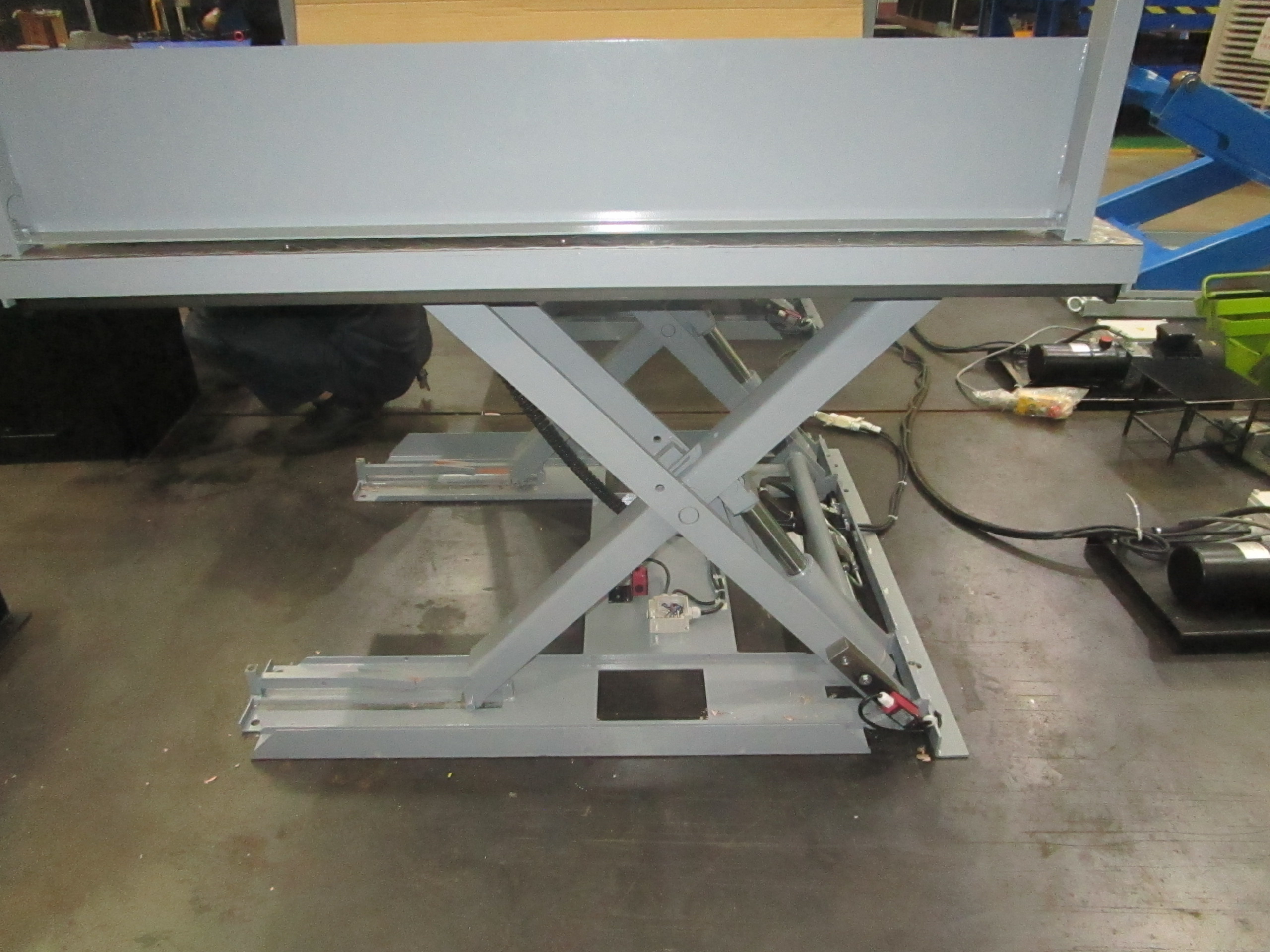 2830 Custom hydraulic lift table