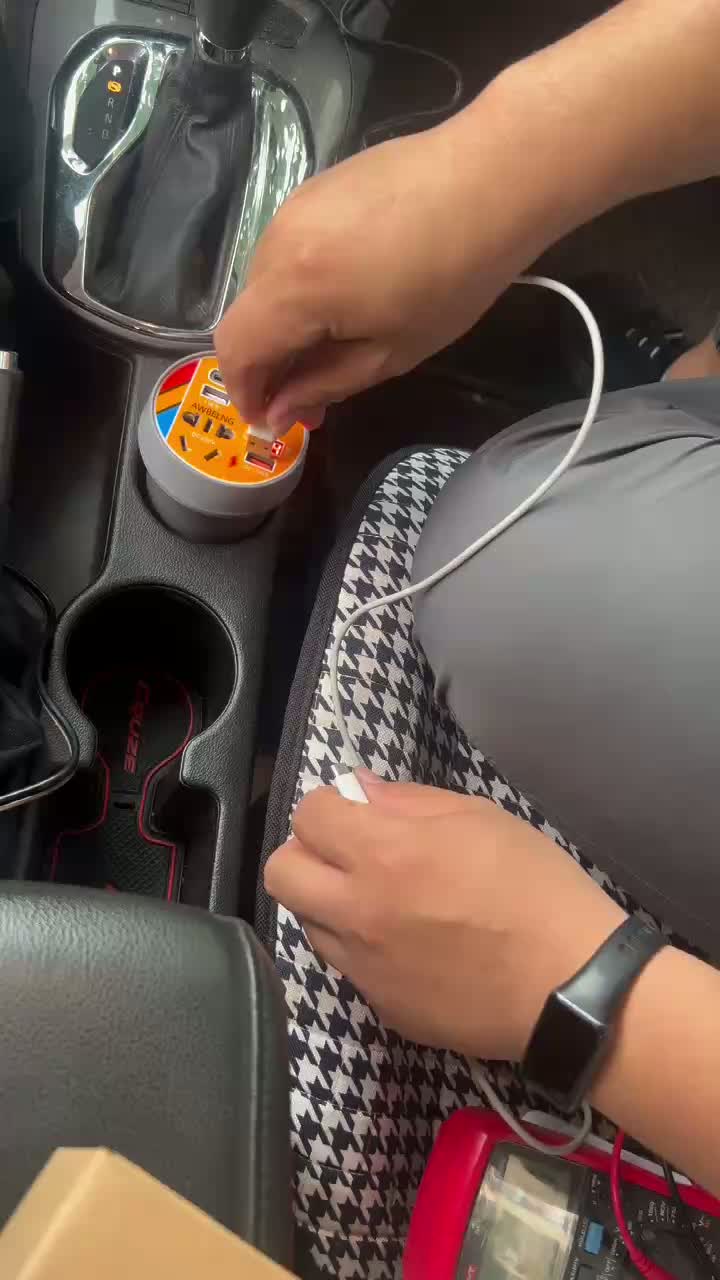 Onduleur de voiture Z08 12V-24V à 220V