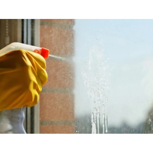 Basta usare l'acqua per pulire il vetro = pulire invano! Aggiungili all'acqua allo lucido senza diventare polverosi