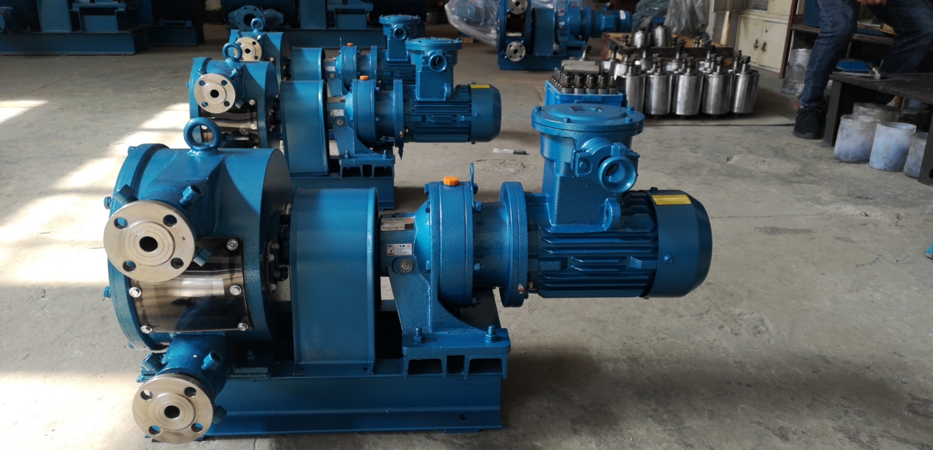 Concrete delivery hose peristaltic pump