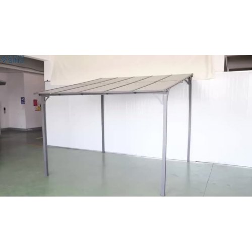 شرفة فناء مع لوحة كمبيوتر وتصميم حديث