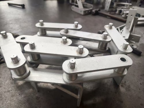 వెల్డెడ్ స్క్రాపర్ చైన్స్: హెవీ-డ్యూటీ కన్వేయింగ్ కోసం ఒక బలమైన పరిష్కారం