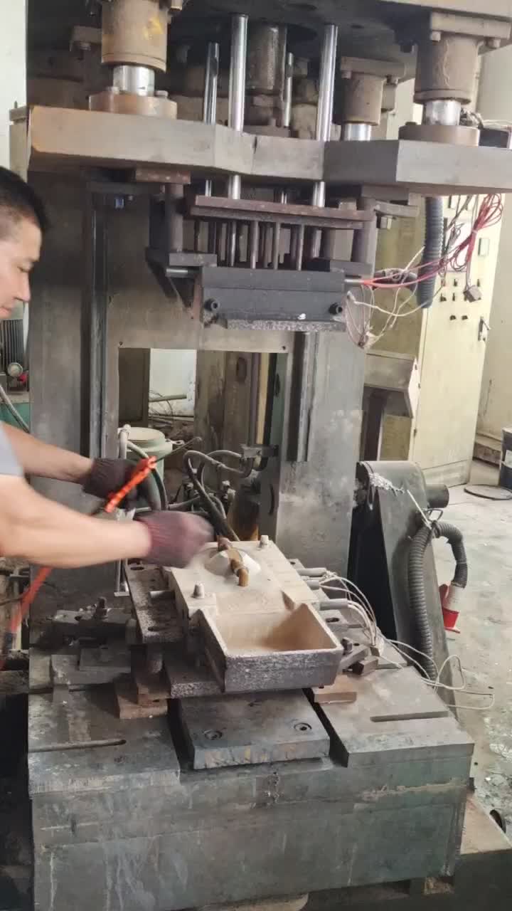 gravity casting pouring