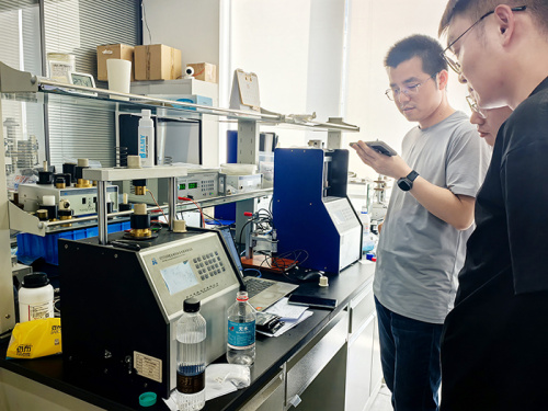 Le testeur de résistivité de poudre Suzhou Jingge ST2742B complète efficacement les tests de résistivité des nanotubes de carbone et de la poudre de noir de carbone