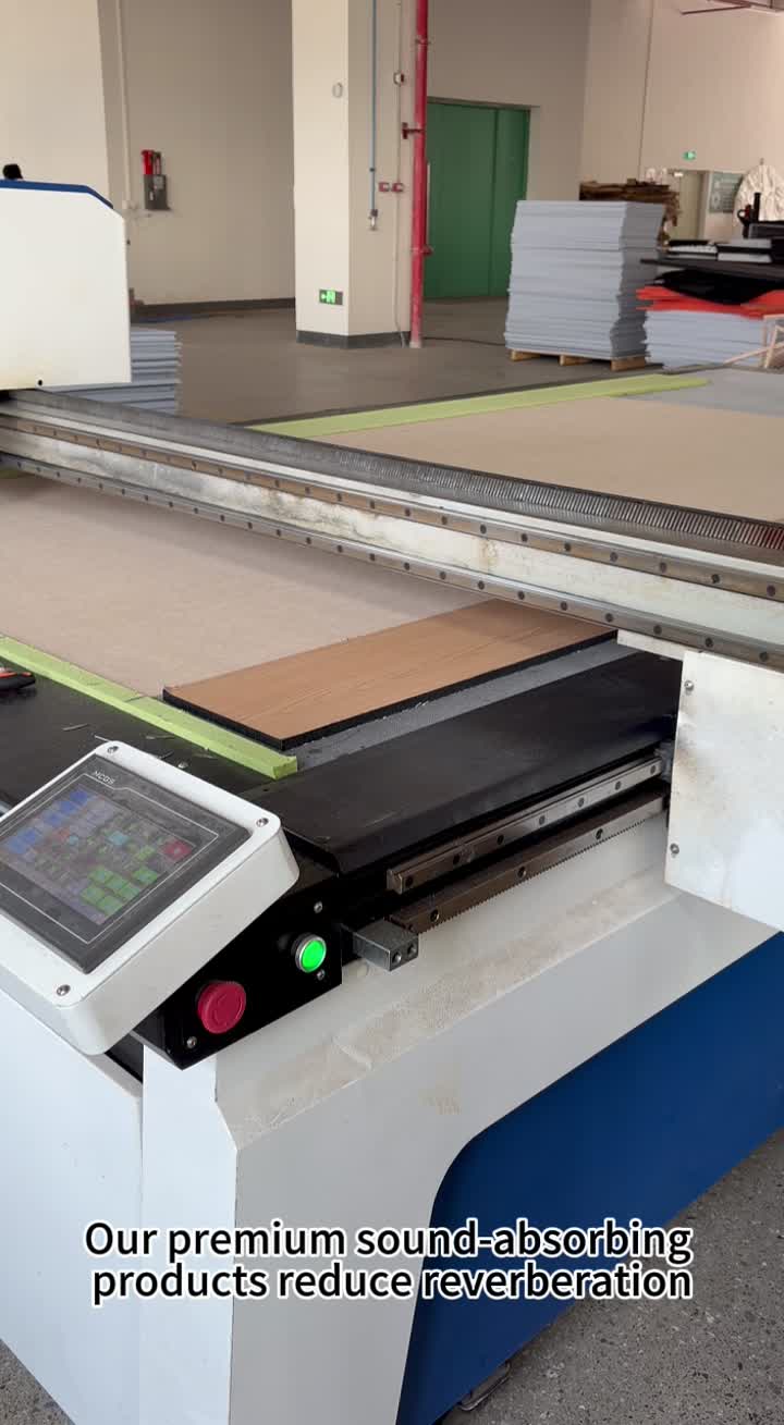 Diseñado tanto para rendimiento acústico como para flexibilidad de diseño, el panel acústico de fibra de poliéster ofrece un control confiable del ruido a través de su estructura de fibra porosa. El material garantiza un alma estable.