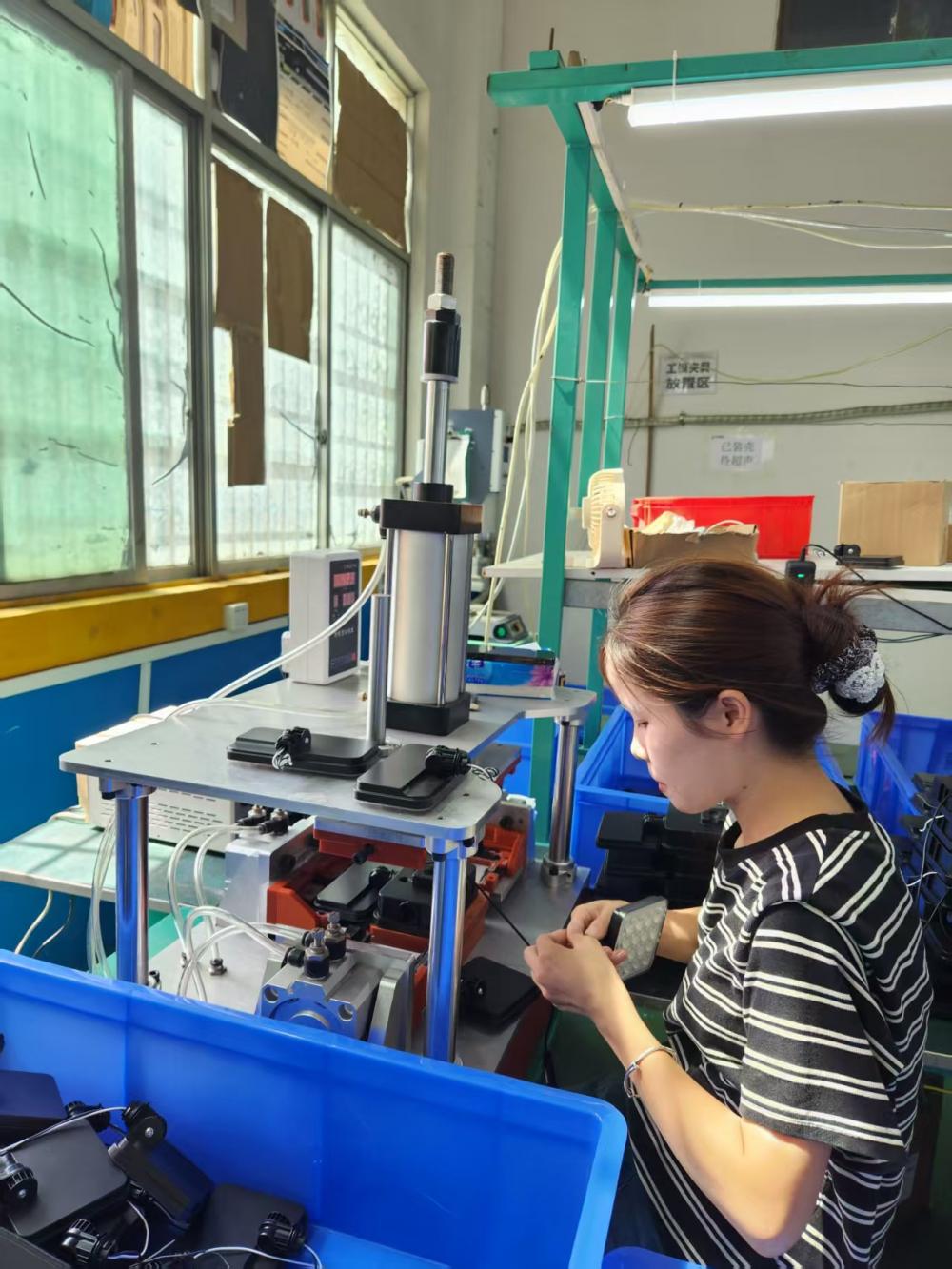 Lamp head assembly tool