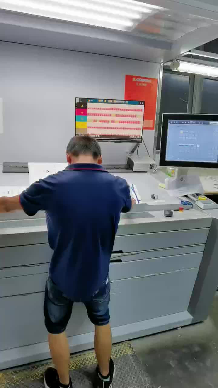  O mestre da impressora está ajustando a cor