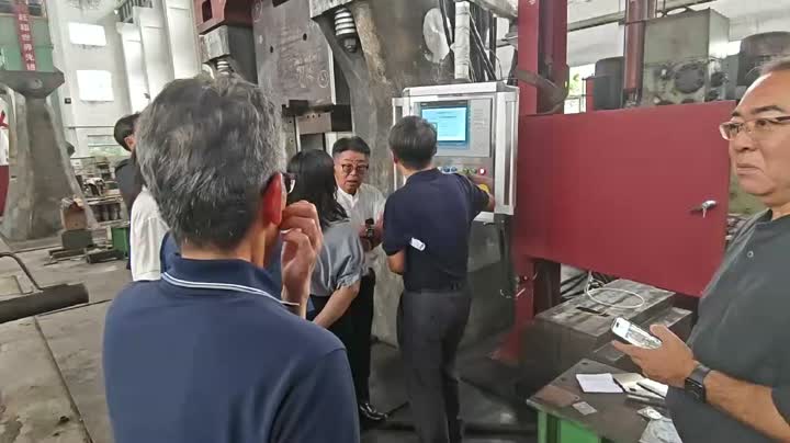 일본 고객은 175kj 다이 단조 해머 2의 수락 검사를 위해 방문합니다.