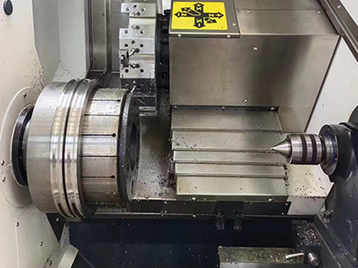 Máy tiện con lăn CNC cải thiện hiệu suất lăn của con lăn composite cacbua vonfram như thế nào?