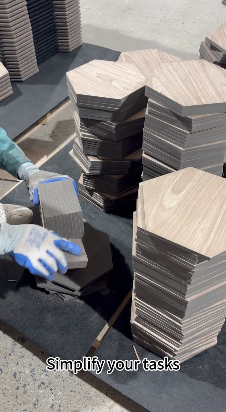 پانل های آکوستیک کامپوزیت چوب سرامیک شش ضلعی استحکام سرامیکی را با گرمای چوب در یک طراحی هندسی مدرن ترکیب می کنند.