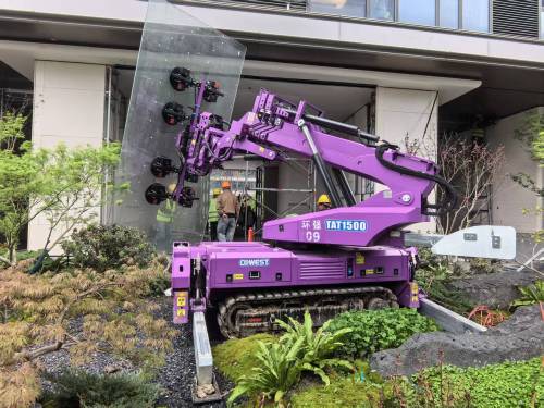 COWEST TAT1500: Professionele robot voor het plaatsen van vacuümglas op rupsbanden voor de constructie van vliesgevels