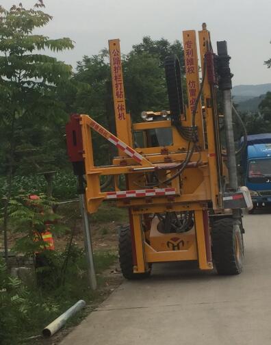 Hydraulic guardrail pile driver