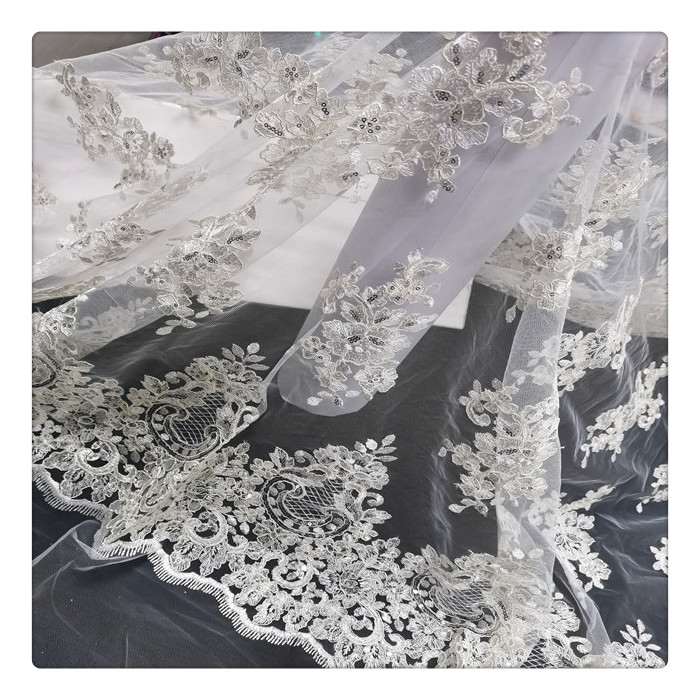 broderie dentelle nuptiale en utilisant du matériau