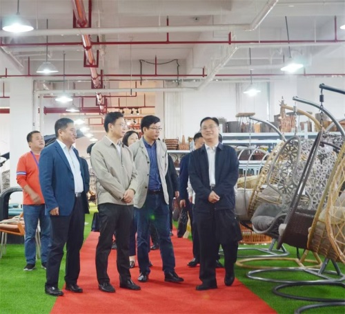 Li Jun, member of the Standing Committee of the Fuyang Municipal Party Committee and Director of the Political Security Committee, visited and investigated Anhui Jinyuan Home Arts and Crafts Co., Ltd.