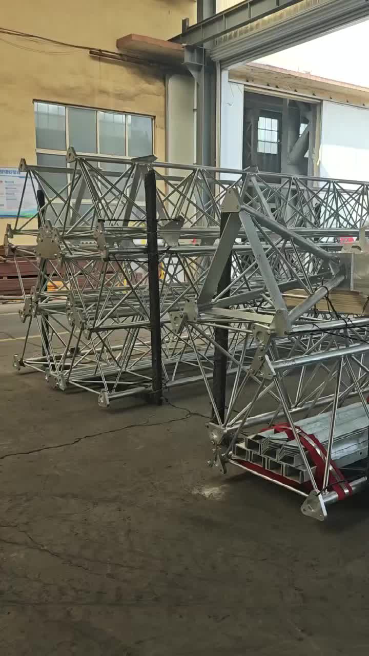 Torre estaiada de 60m sendo embalada