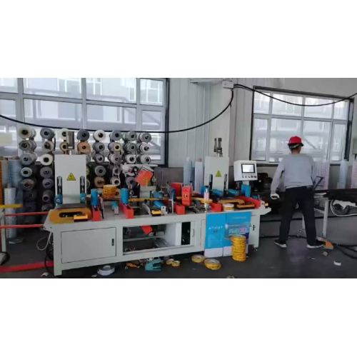 Machine automatique de plastification de films pour profilés en aluminium