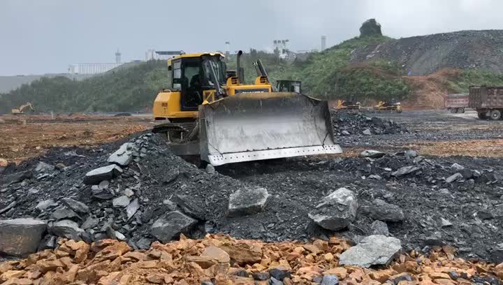 shantui bulldozer working 1