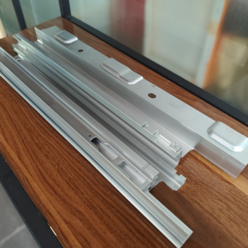 アルミニウムプロファイルからバリを除去する効果的な方法