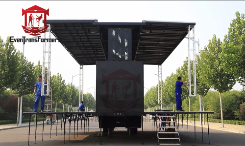 Der Trailer der mobilen Bühne sticht auf