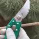 Εργοστασιακά εργαλεία κήπου που κόβουν καρπούς