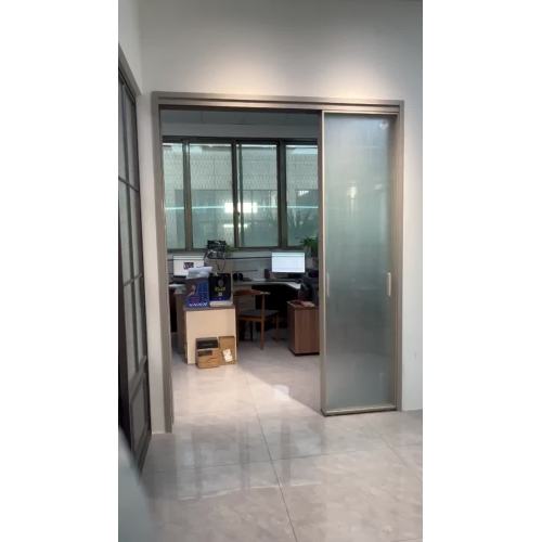 Exibição de vídeo de três portas deslizantes