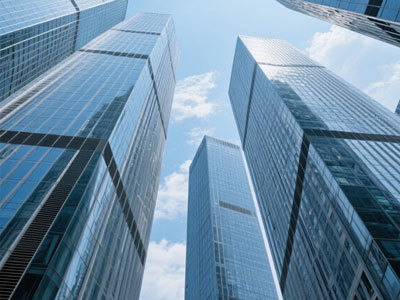 الشركات الصينية تقود الابتكار العالمي في مجال الزجاج من خلال الألواح العملاقة الموفرة للطاقة والتكنولوجيا المرنة الرفيعة للغاية