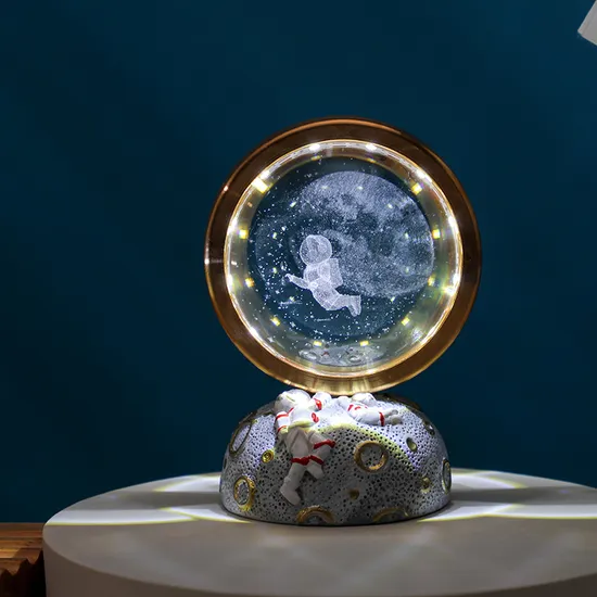Bola de cristal tallada 3D, luz nocturna rotatable, astronauta creativo1