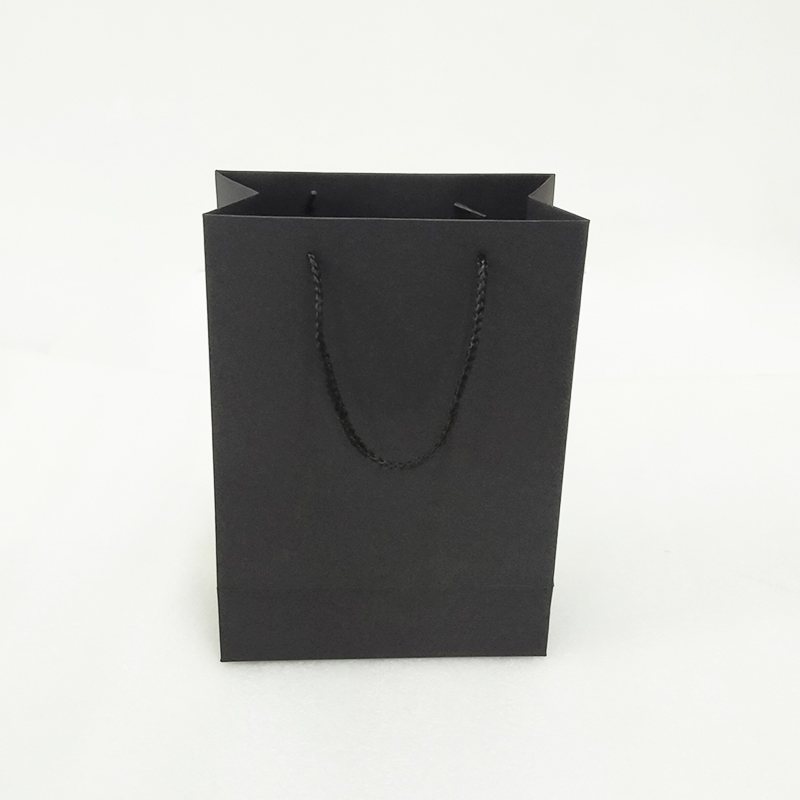 bolsa de papel negro con mango de cuerda