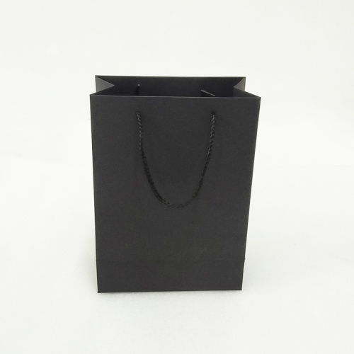 Черный бумажный пакет с веревочной ручкой