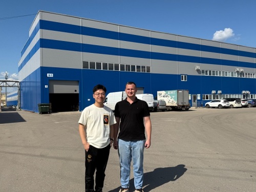 Henghui Mold's Hou Hui led a team to visit a Russian customer, helping them overcome technical challenges on-site