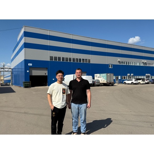 Henghui Mold's Hou Hui led a team to visit a Russian customer, helping them overcome technical challenges on-site