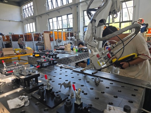 Chuke Intelligent oferece máquinas de soldagem a laser totalmente automáticas robóticas, os clientes elogiam a força técnica e a qualidade do serviço