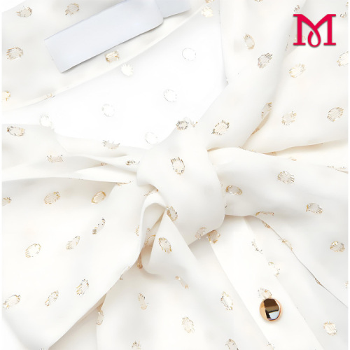 Hangzhou Meitong Garment Design Co Ltd presenta un vestido midi con cuello anudado en color crema y dorado, optimizando su matriz de productos de ropa femenina de espectro completo